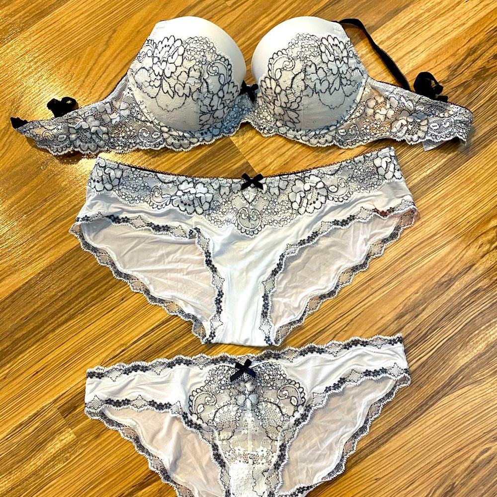 Victorias secret bra and matching panty set. 32D/M